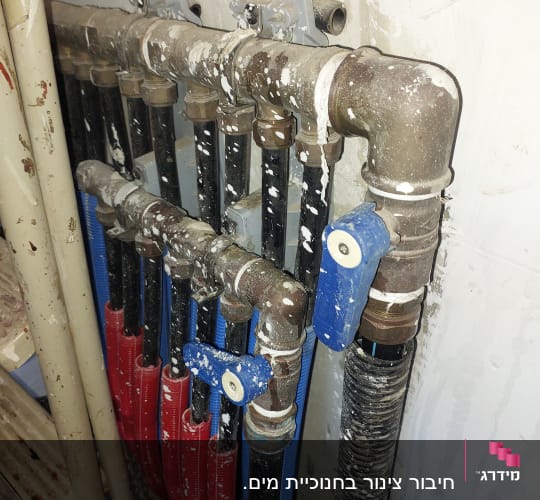 צינורות מים עם ברזים כחולים ואדומים